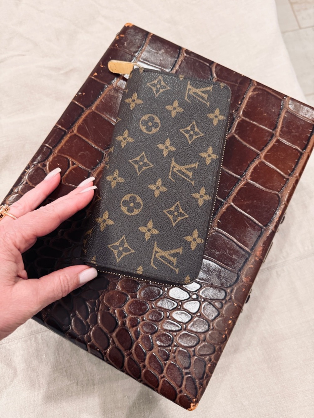 Louis Vuitton Monogram Zippy Wallet, poppy red interior. - Picture 3 of 8
